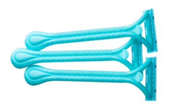 Beyaz arkaplanda izole edilmiş tek kullanımlık tıraş bıçağı seti