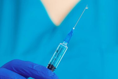 Doktorlar iğne yapmaya hazırlanıyor.