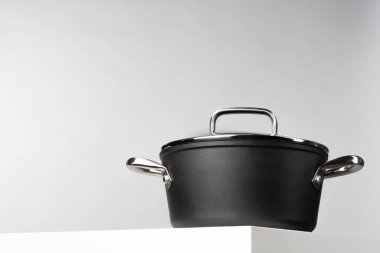 Beyaz masada yeni bir siyah tencere.