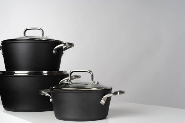 Gri arkaplanda yeni ev yapımı yemek takımı kapat