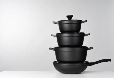 Gri arka plan görünümünde siyah tencereler