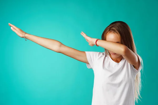 Jovem mulher mostrando dab dança movimento de perto — Fotografia de Stock