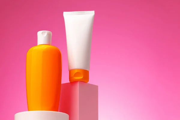 Recipiente de productos de belleza para el cuidado de la piel sobre fondo rosa — Foto de Stock