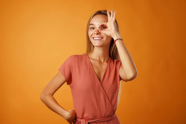 Positiv vänlig ung kvinna visar OK tecken. — Stockfoto