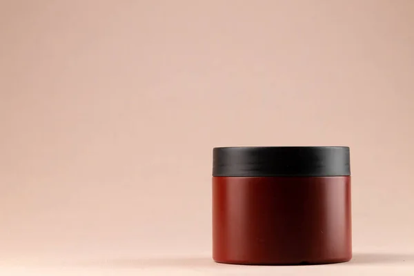 Braune Kosmetikverpackung auf beigem Hintergrund — Stockfoto