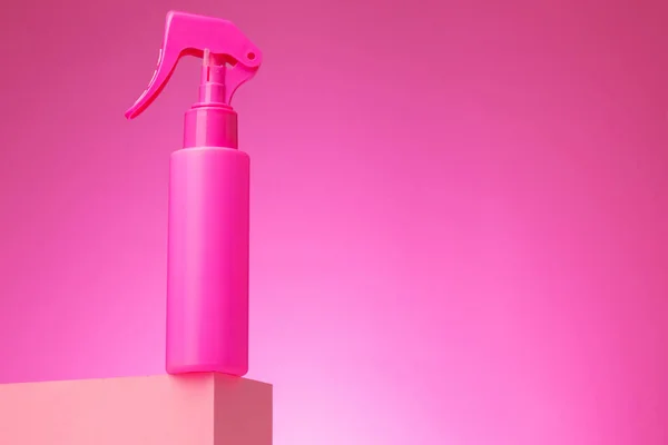 Skincare produtos de beleza recipiente contra fundo rosa — Fotografia de Stock