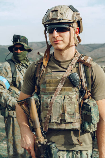 Солдат, стоящий на полигоне во время военной подготовки