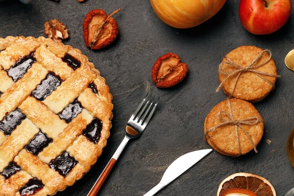 Tarte aux baies sur table noire close up — Photo