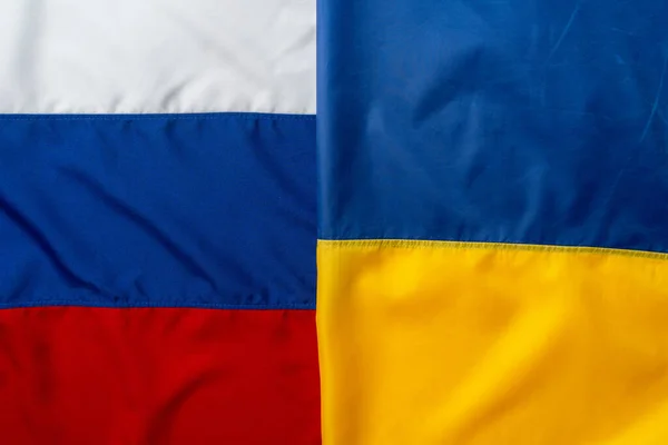 Разом склалися прапори Росії та України. — стокове фото