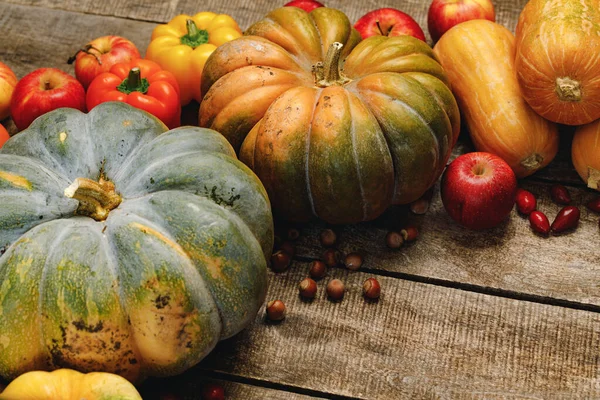 Schöne Komposition mit Herbstgemüse auf verwittertem Holzgrund — Stockfoto