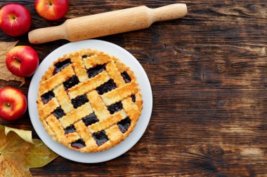 Masada servis edilen meyveli turta. Yakın çekim.