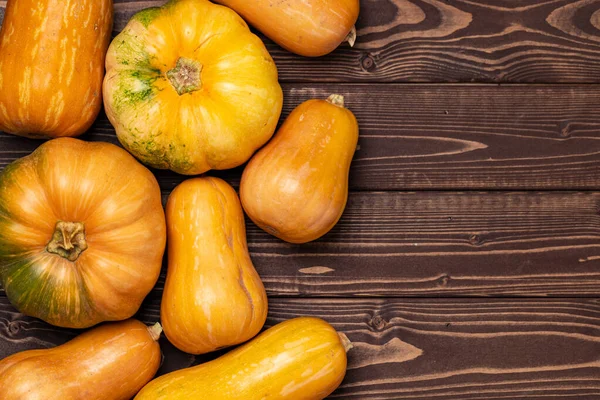 Surtido de pequeñas calabazas sobre fondo de madera —  Fotos de Stock