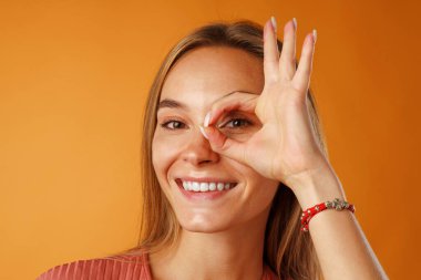 Pozitif cana yakın genç bayan, tamam işareti gösteriyor..