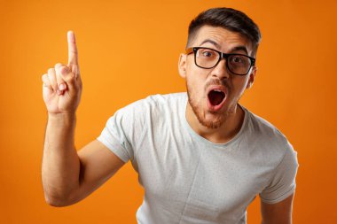 Gözlüklü şaşkaloz adamın parmağını kaldıracak bir fikri var.