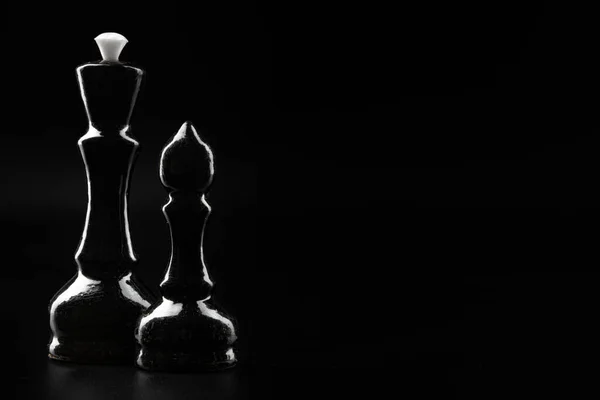 Figur catur pada latar belakang hitam gelap menutup — Stok Foto