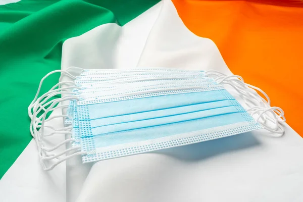 아일랜드의 국기에 묻어 있는 의료용 마스크 — 스톡 사진