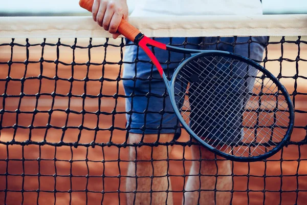 Raquette de tennis et filet de tennis sur le court de tennis — Photo