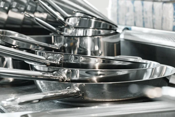 Упакованные промышленные металлические варочные горшки на профессиональной кухне — стоковое фото