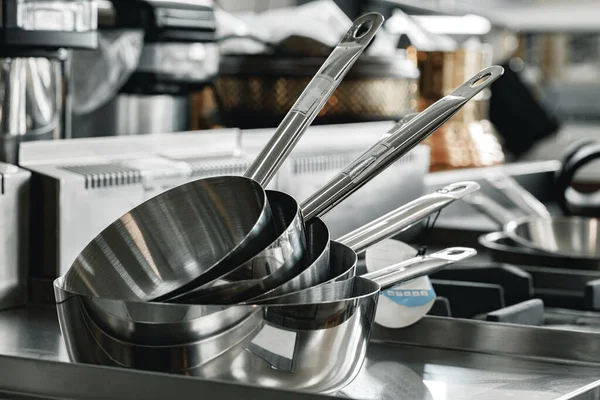 Gestapelde industriële metalen kookpotten op professionele keuken — Stockfoto