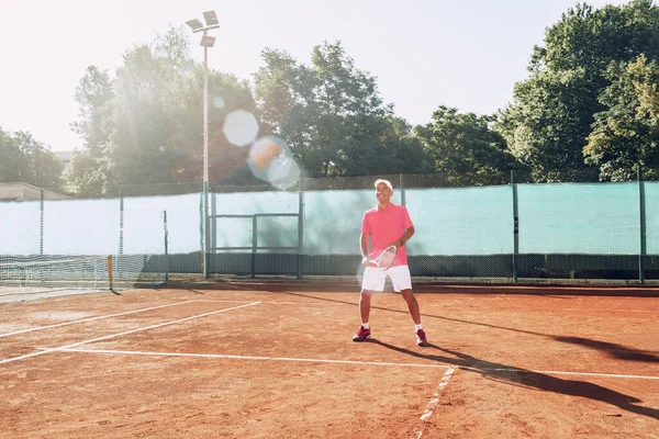 Mann mittleren Alters spielt Tennis im Freien — Stockfoto