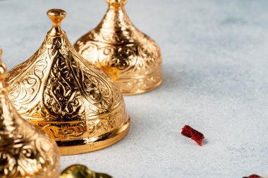 Masada Arap metal bulaşık takımı ve kuru meyveler