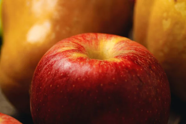 Κόκκινο μήλο και δύο κολοκύθες στο τραπέζι κοντά — Φωτογραφία Αρχείου