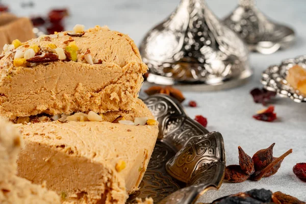 Närbild foto av halva dessert på silverplåt — Stockfoto