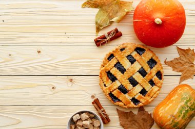 Tahta masada çilekli turta ve portakallı balkabağı.