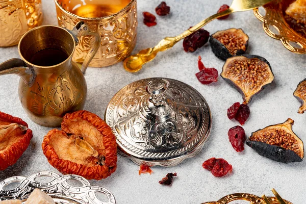 Арабська потворність металу і сухі фрукти на столі — стокове фото