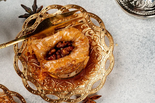 Шматок турецької баклави в золотій арабічній пластині. — стокове фото