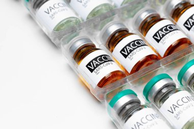Sars-cov-2 aşısı şişeleri yakın çekim