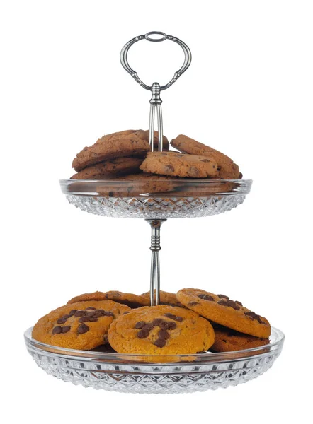 Tarro de galletas de vidrio con galletas de chocolate en el interior sobre fondo blanco — Foto de Stock