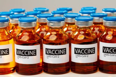 Sars-cov-2 aşı şişeleri beyaz masa üzerinde