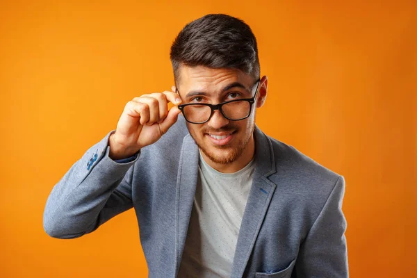 Портрет молодого розумного бізнесмена в окулярах — стокове фото