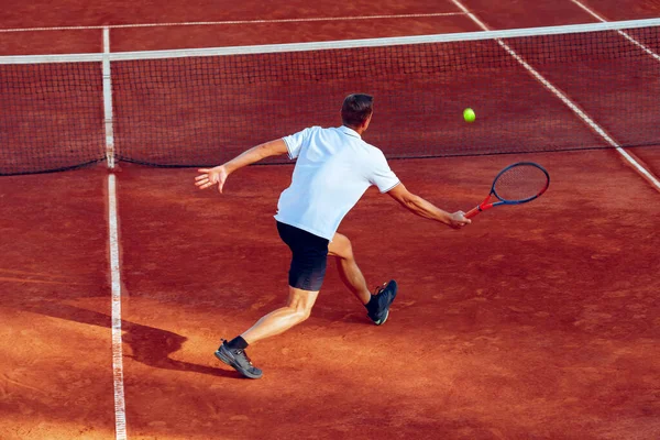 Vue arrière d'un homme jouant au tennis sur un court de tennis — Photo