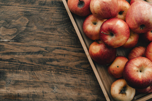 Куча красных яблок на деревянной доске вид сверху