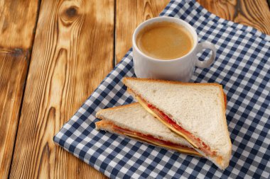 Tahtada üçgen tost sandviçi yakın.