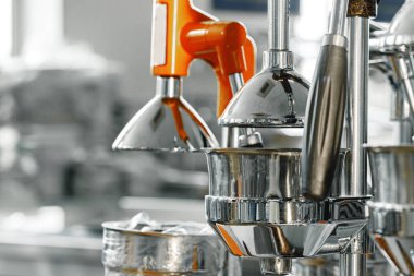 Dükkandaki raflarda yeni metal meyve sıkacakları