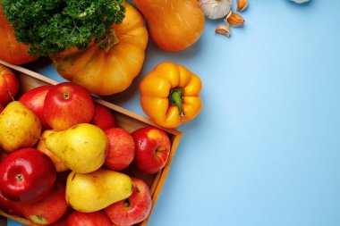 Mavi arka planda balkabakları, elmalar ve dolmalık biber kompozisyonu