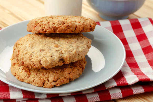 Galletas de avena sobre mesa de madera de cerca — Foto de Stock