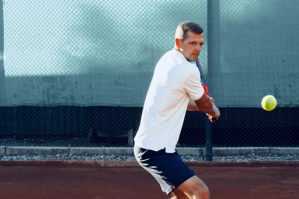 Un joueur de tennis professionnel bat une balle pendant le match — Photo