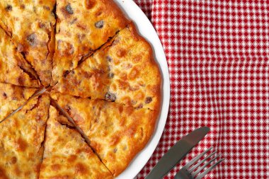 Kuzu etiyle doldurulmuş Gürcü pastası. Yakından.