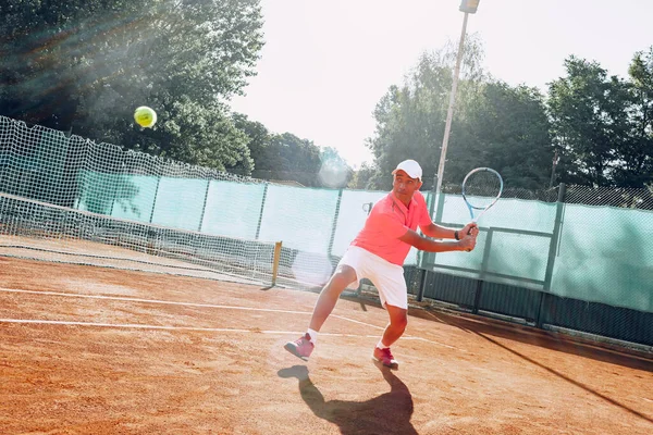 Mann mittleren Alters spielt Tennis im Freien — Stockfoto