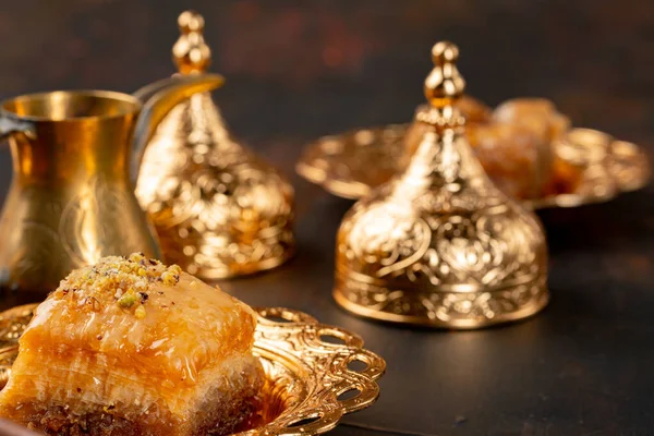 Pedaço de baklava turca em placa árabe dourada — Fotografia de Stock