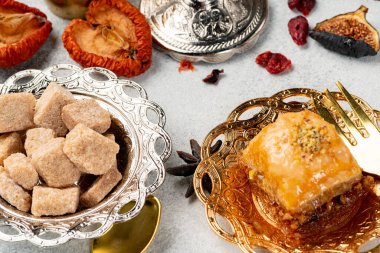 Masada gümüş tepsi ve şeker var.