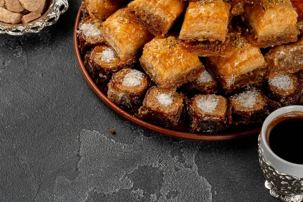 Sortiment av turkisk baklava på svart strukturerad yta — Stockfoto