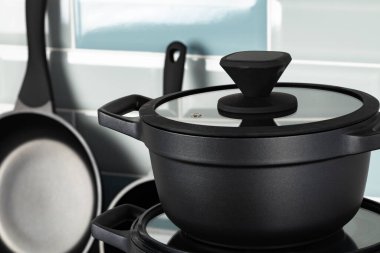 Mavi kiremit duvara karşı yeni siyah yemek takımı