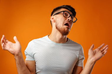 Omuz silken inek bir gencin portresi, jesti bilmiyorum.