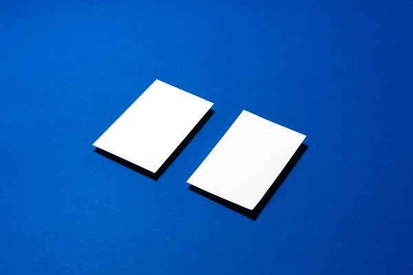 Duas pilhas de cartões de visita em branco no fundo azul — Fotografia de Stock