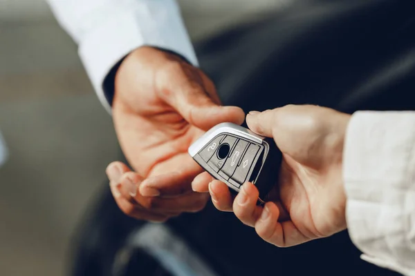 Bilförsäljare ger nycklar till en kund närbild — Stockfoto